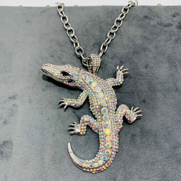 Bold sparkly large Alligator reptile rhinestone silver-tone statement necklace - Picture 2 of 12